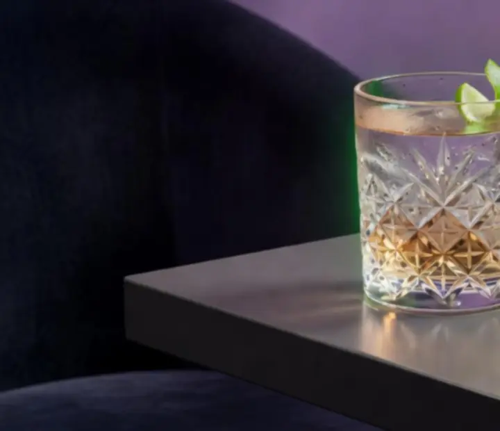 Gondosan tálalt koktél elegáns pohárban a Lume Lounge bárpultján