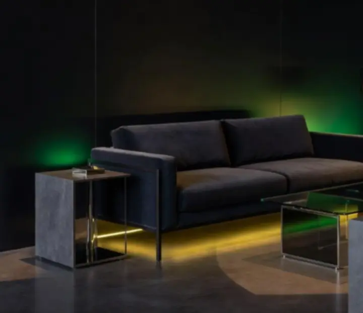 Sötét, bársonnyal borított lounge enteriőr finom fényjátékkal