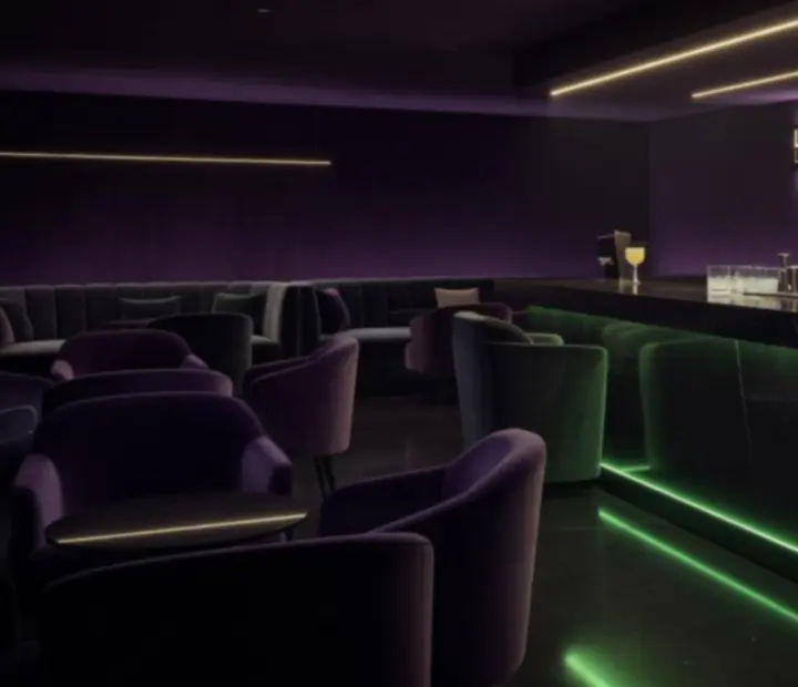 Sötét, elegáns lounge bárpult koktélokkal a Lume Lounge-ban