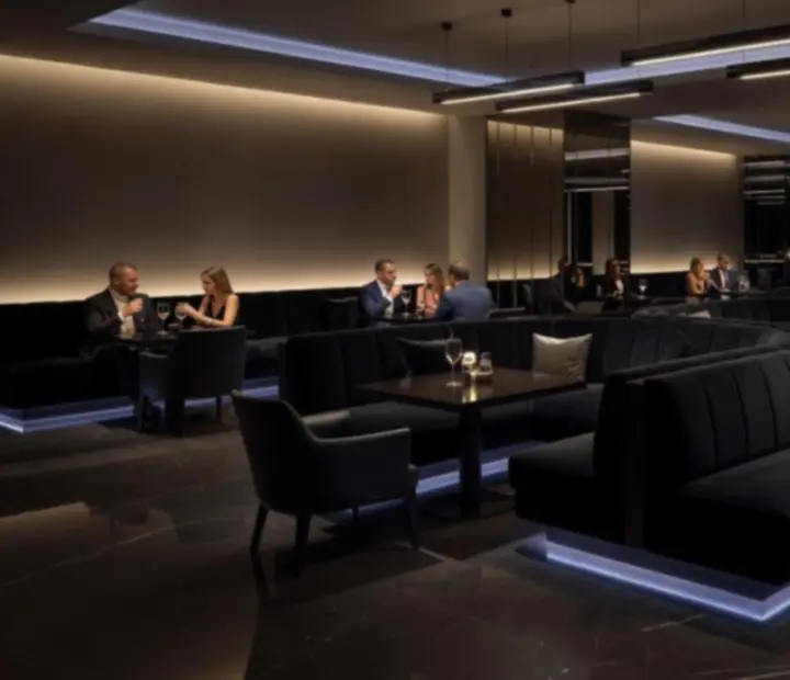 Lume Lounge belső tere hangulatos esti megvilágításban