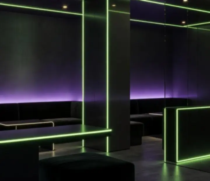 Savzöld kontúrfényekkel megvilágított, sötét lounge tér
