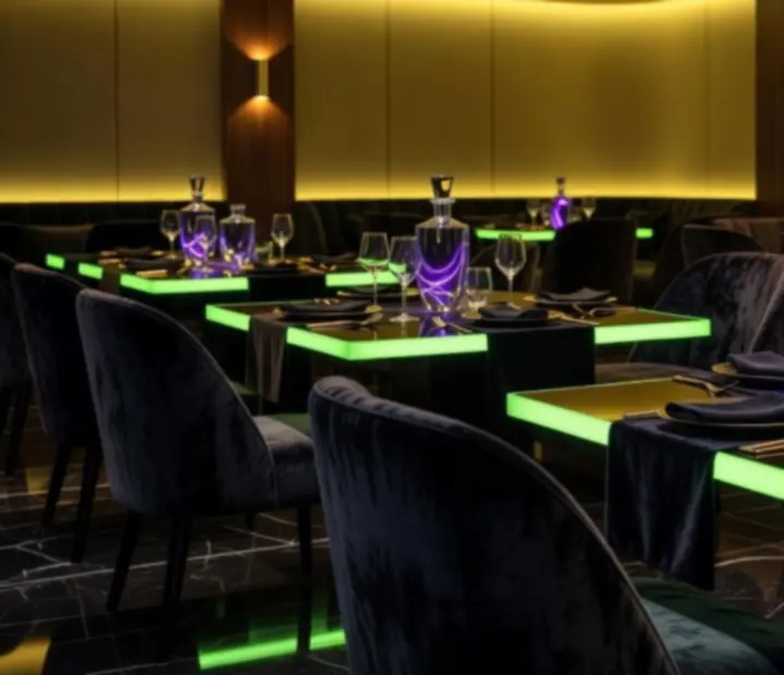 Különleges fénydekorációval és asztaldíszekkel megvilágított lounge enteriőr