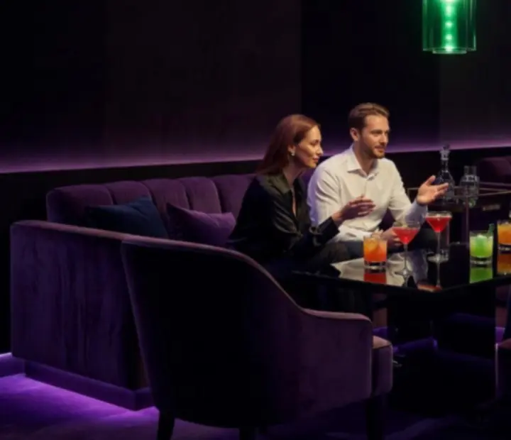 Privát rendezvény a Lume Lounge meghitt, sötét tónusú részén, hangulatos fényekkel